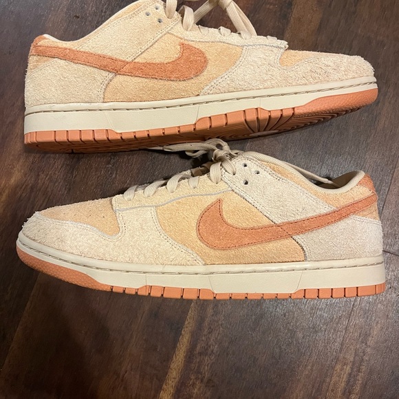 Nike Tan and Peach Low-Top Sneakers - Picture 1 of 7